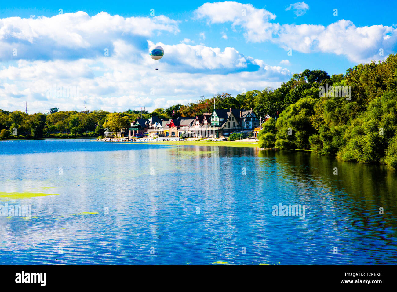 Boathouse Row ist ein historischer Ort in Philadelphia, Pennsylvania gelegen, am östlichen Ufer des Schuylkill River, mit Helium Ballon im Hintergrund Stockfoto