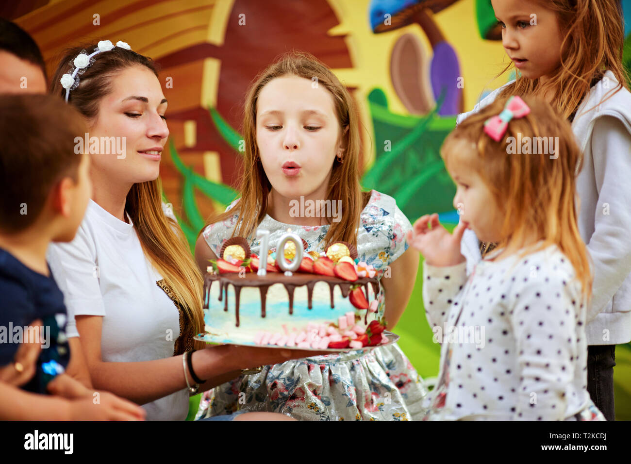 1. April 2019, Tel Aviv Mädchen bläst die Kerzen auf dem Kuchen im Familienkreis, Stockfoto
