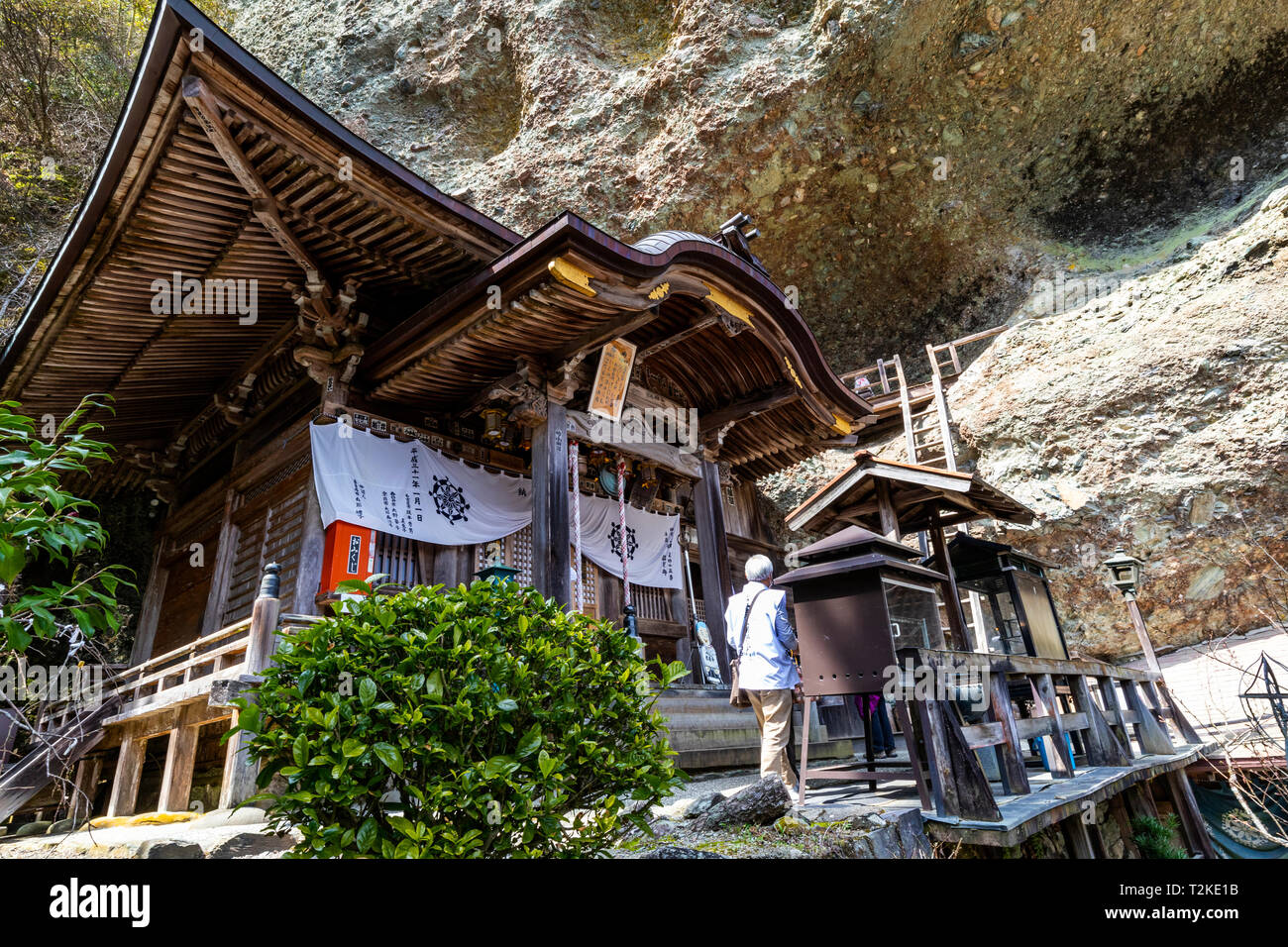 Iwaya-ji bedeutet, Rock Cave Tempel und ist schwer zu bekommen. Alte Folklore sagt uns, dass eine geheimnisvolle Schamanen Priesterin Kukai hier diese Dame führte - er Stockfoto