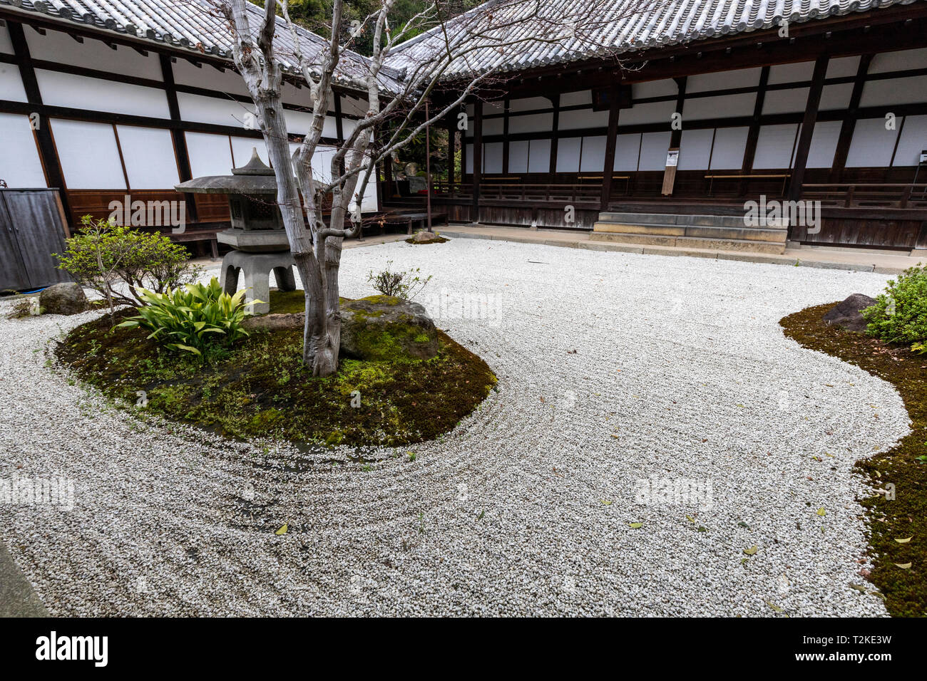 Jodoji tsukiyama Tempel Garten ist ein Garten, der die natürlichen Hügel verwendet und dessen Wasserfall als Hintergrund Landschaft mit Schwerpunkt einen kleinen Teich an Stockfoto