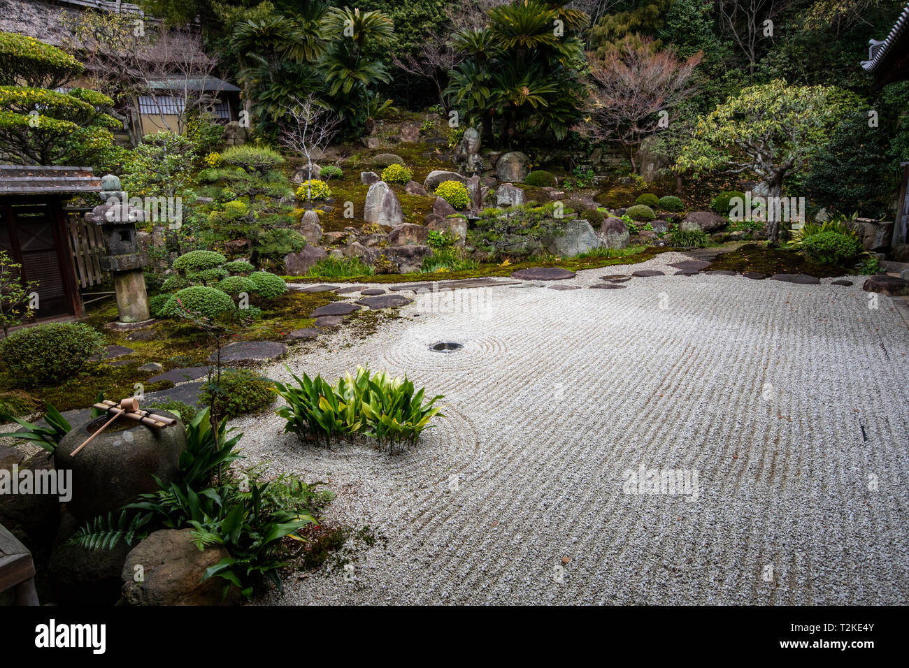 Jodoji tsukiyama Tempel Garten ist ein Garten, der die natürlichen Hügel verwendet und dessen Wasserfall als Hintergrund Landschaft mit Schwerpunkt einen kleinen Teich an Stockfoto