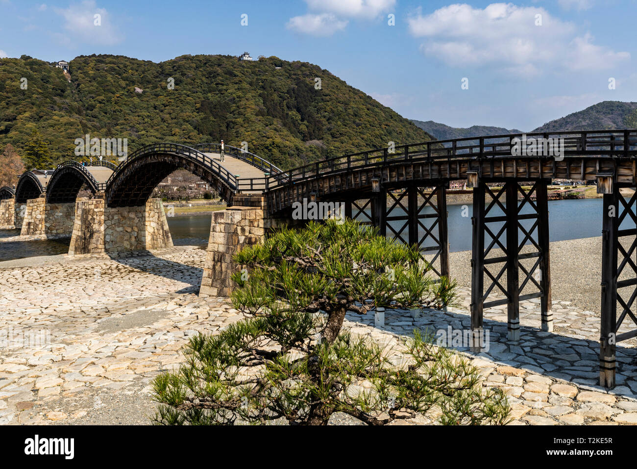 Kintai Brücke steht anmutig über den Nishiki Fluss und ist ein nationaler Schatz. Es wurde ursprünglich im Jahre 1673 erbaut. Die Holzbrücke mit seinen Stockfoto