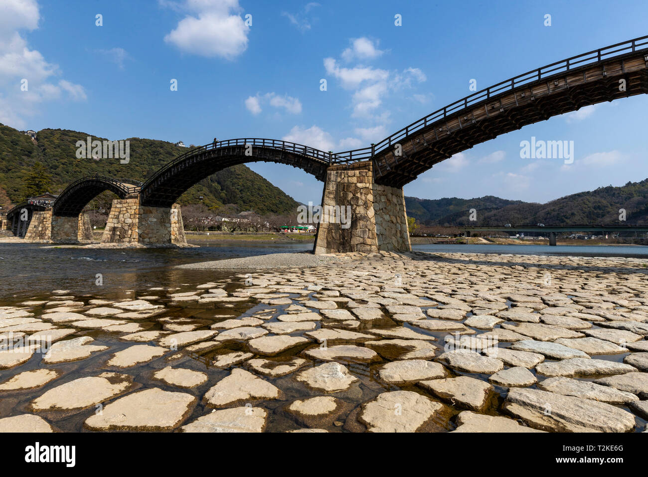 Kintai Brücke steht anmutig über den Nishiki Fluss und ist ein nationaler Schatz. Es wurde ursprünglich im Jahre 1673 erbaut. Die Holzbrücke mit seinen Stockfoto