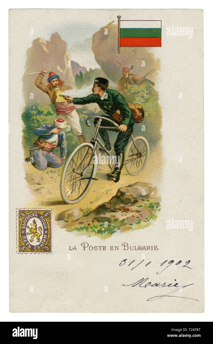 Französisch historische chromolithographic Postkarte: Welt post-Serie. Bulgarische Post. Briefträger auf dem Fahrrad trieben aus der Banditen. Flagge und Briefmarke Stockfoto