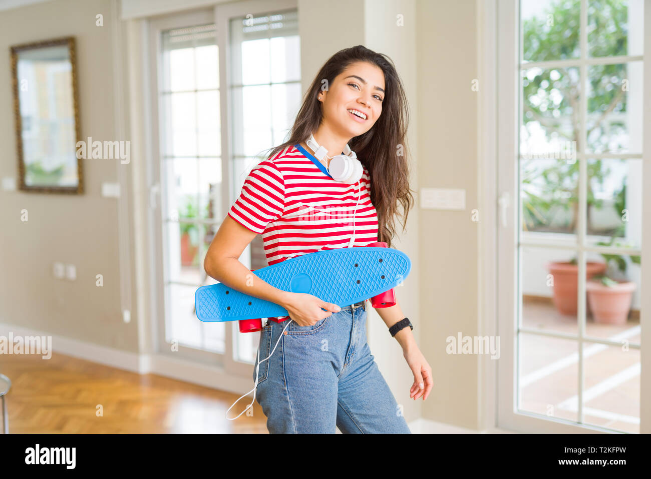 Schönen skater lächelnde Frau freundlich mit Skateboard Stockfoto