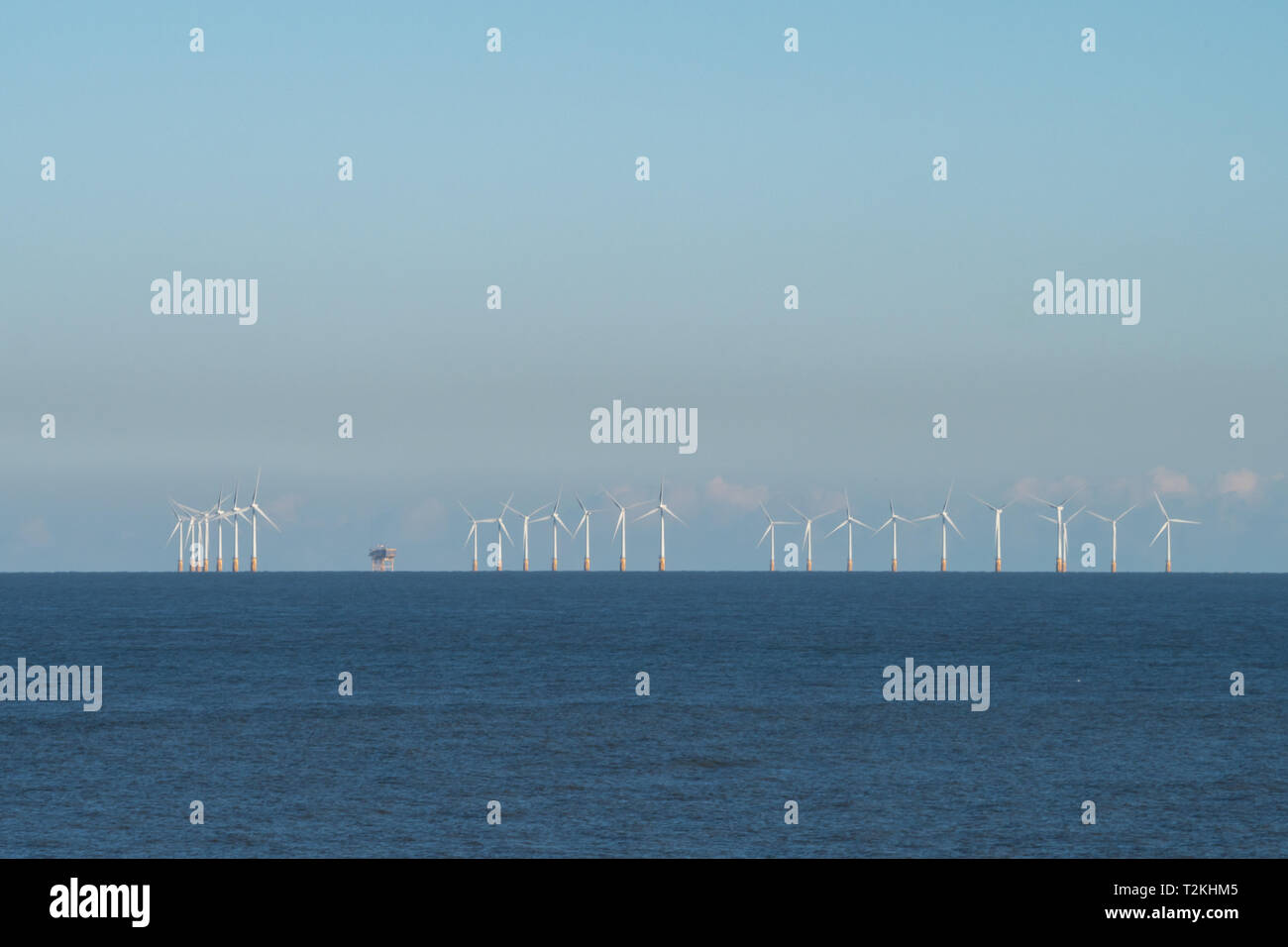 Windkraftanlagen die Erzeugung erneuerbarer Energie, draußen auf dem Meer vor der Küste von Kent, Großbritannien Stockfoto