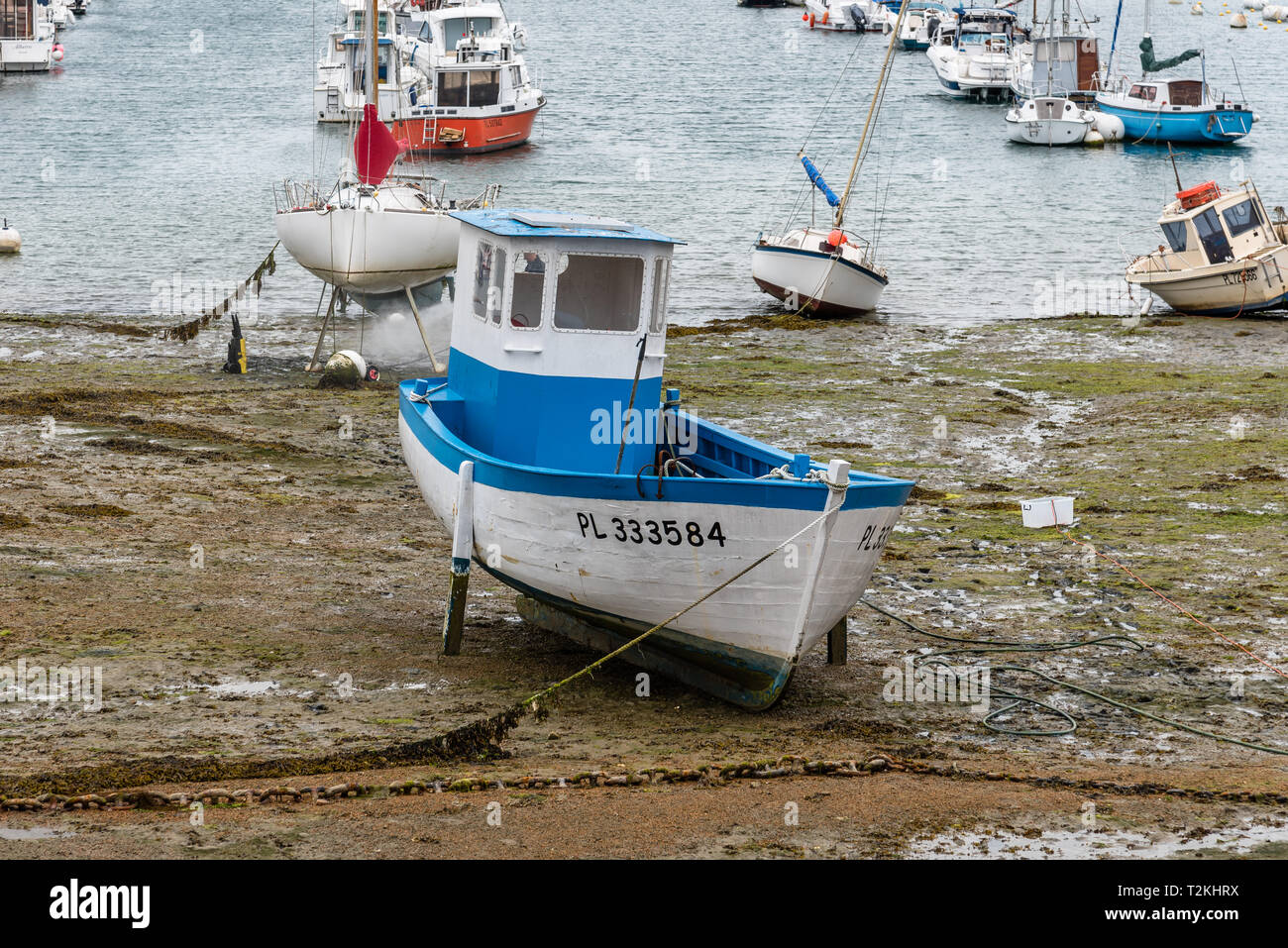 Perros-Guirec, Frankreich - Juli 30, 2018: Boote gestrandet bei Ebbe am Strand von Saint-Guirec Stockfoto