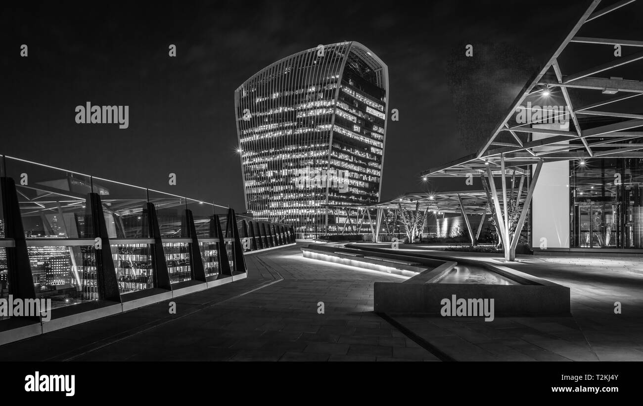 Schwarze und weiße Blick vom Garten auf 120 Fenchurch Street in London. Stockfoto