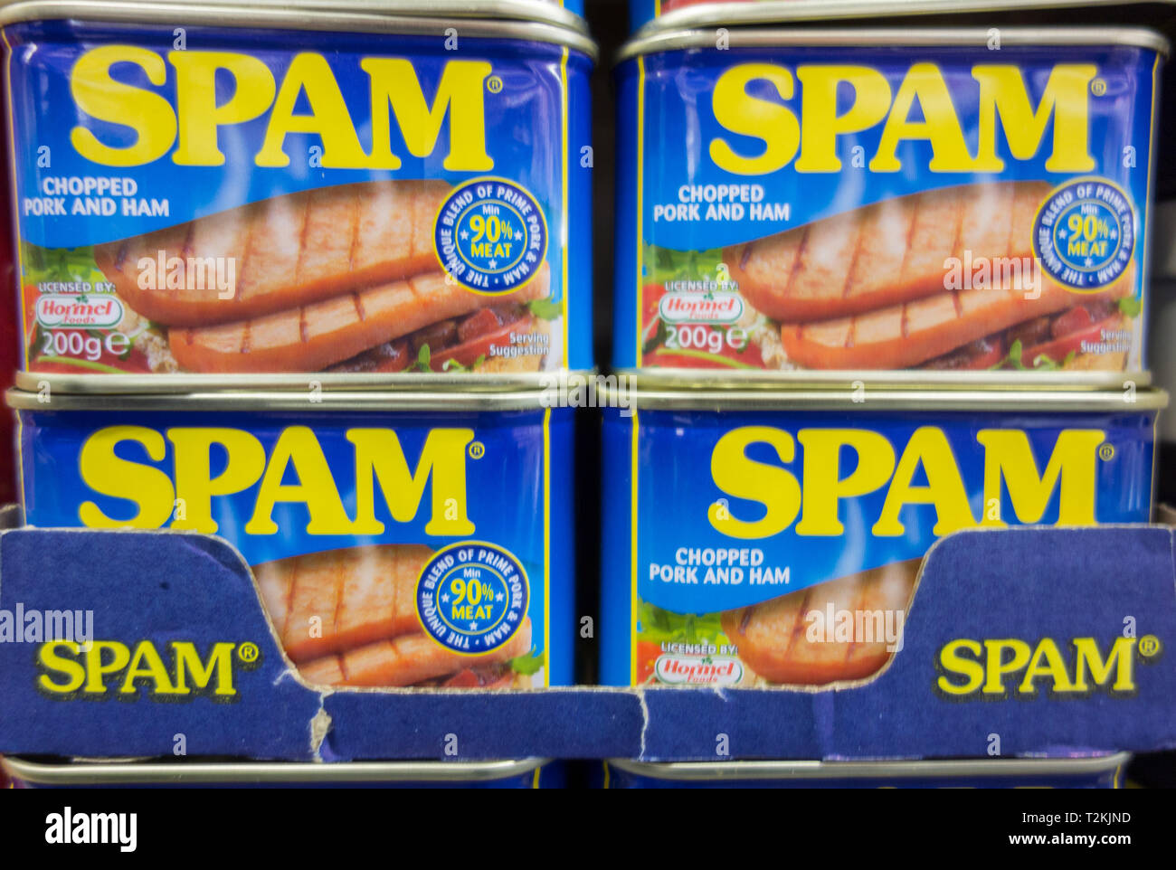 Gestapelte Dosen der ungeöffneten Hormel Foods Spam auf einen Supermarkt. Stockfoto