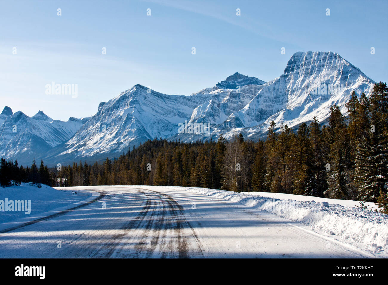 Hohe Berge, den Icefields Parkway im Winter, Stockfoto
