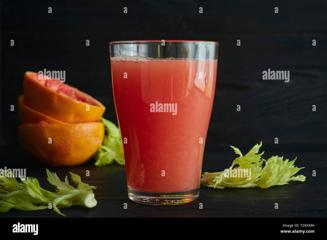 Glas frisch gepressten Grapefruitsaft mit Grapefruit Schichten. Stockfoto