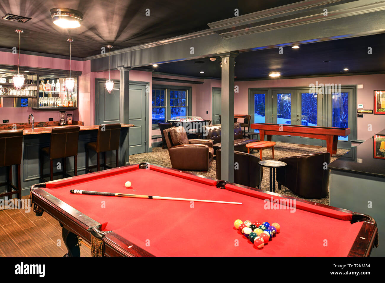 Aufenthaltsraum. Fertigen Keller mit Bar, Billardtisch und ein Spielzimmer.  Home Interior Design Stockfotografie - Alamy