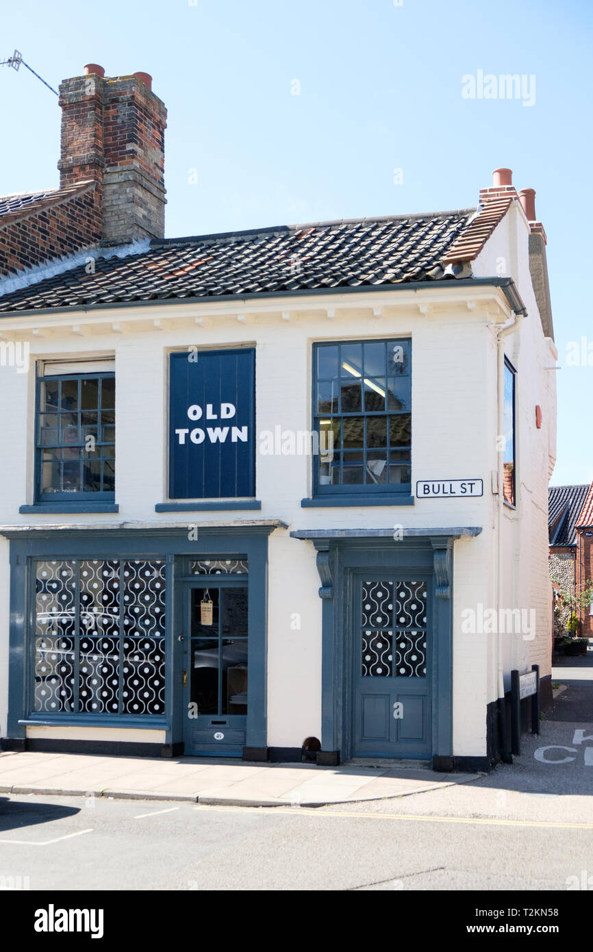 Altstadt Kleidung gshop und Werkstatt außen auf Bull Street in Holt, North Norfolk, England. Stockfoto