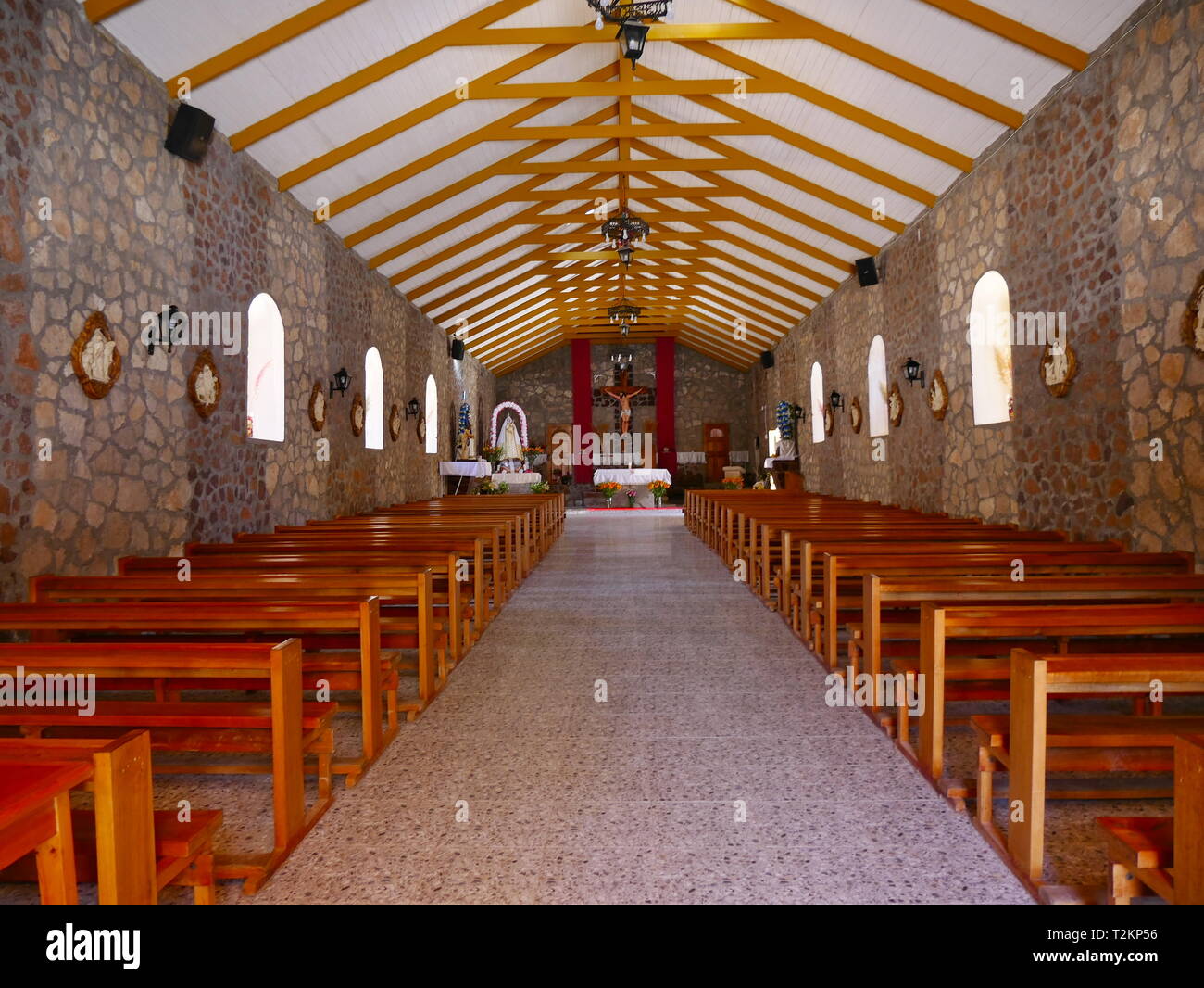 CALAMA, CL-CA. OKT 2018 - Dorf Ayquina in der Wüste von Atacama mit der Kirche Nuestra Señora de Guadalupe. Stockfoto