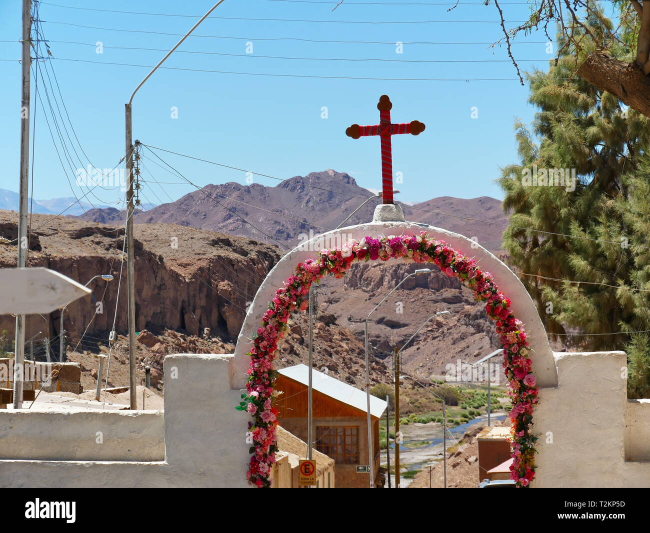 CALAMA, CL-CA. OKT 2018 - Dorf Ayquina in der Wüste von Atacama mit der Kirche Nuestra Señora de Guadalupe. Stockfoto