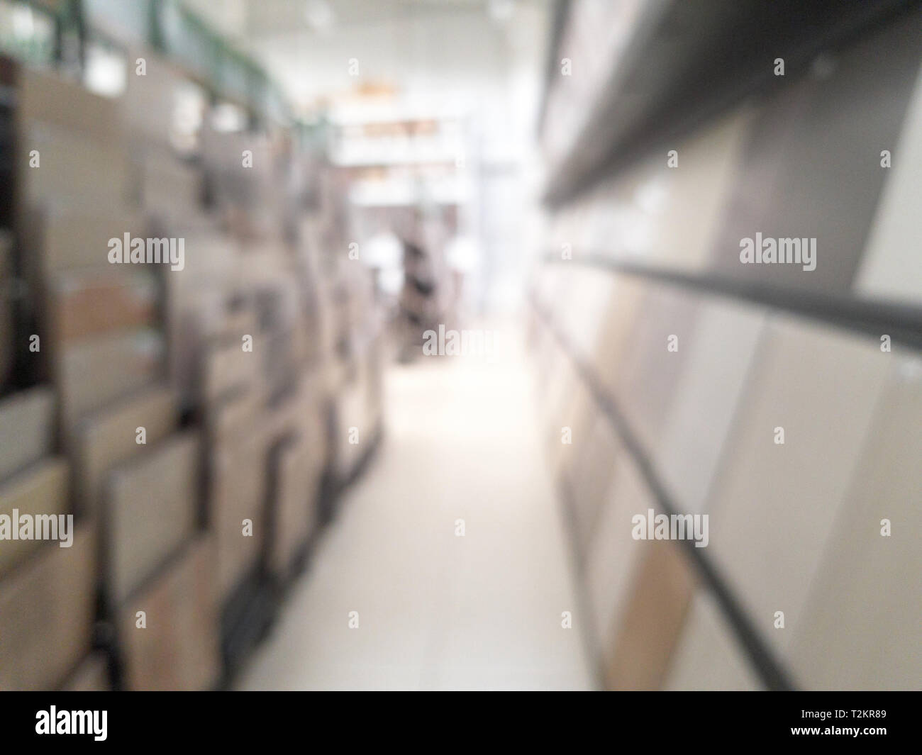 Hardware store Hintergrund. Verschwommen Bodenfliesen Regal Stockfoto