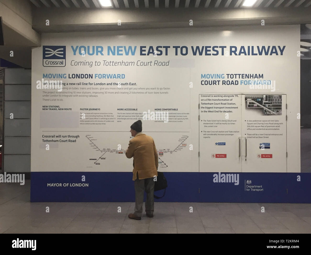 Undatierte Aufnahme eines Crossrail-Posters am U-Bahnhof Tottenham Court Road mit Hinweisen auf die Crossrail-Eröffnung im Dezember 2018 vertuscht, da Abgeordnete gefordert haben, dass die Verantwortung für Crossrail-Ausfälle von der Regierung erklärt werden muss. Stockfoto