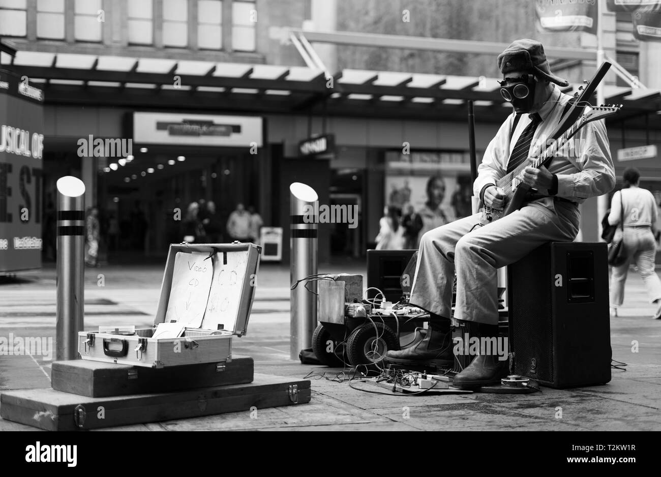 Straße busker Gitarre spielen mit einer Gasmaske auf Stockfoto