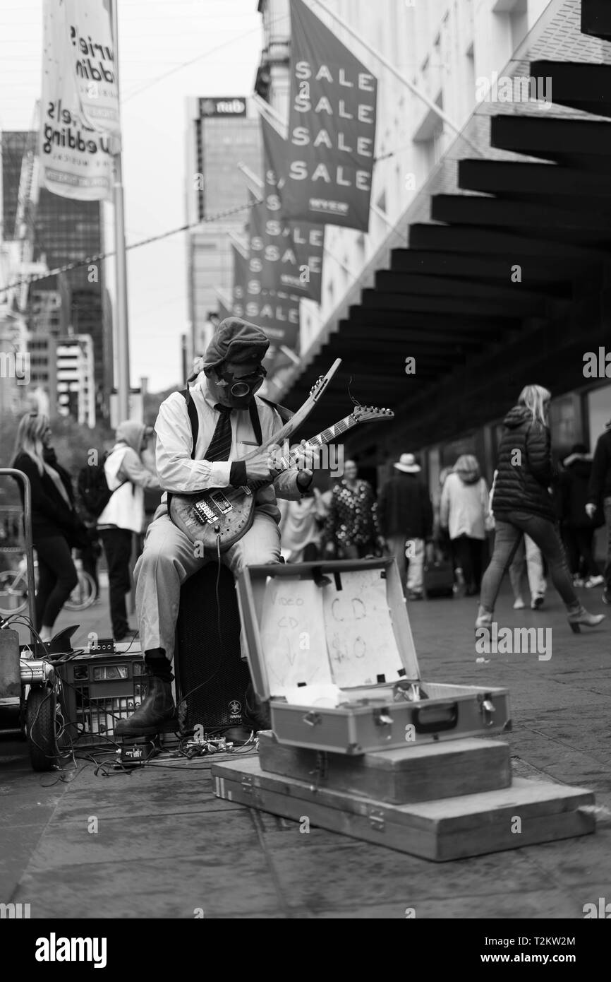 Straße busker Gitarre spielen mit einer Gasmaske auf Stockfoto