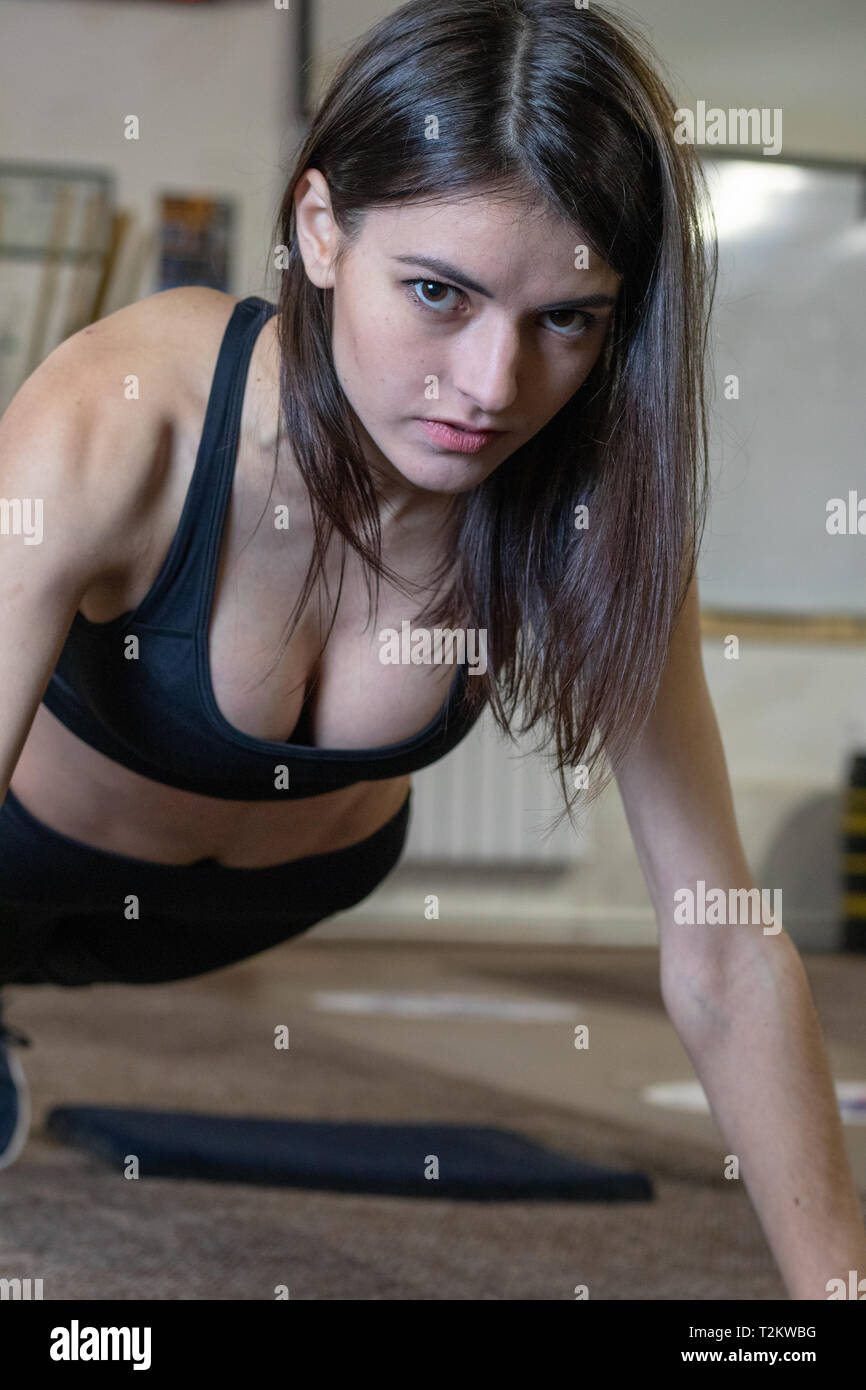 Das Mädchen Ausgewrungenen in der Turnhalle Stockfoto