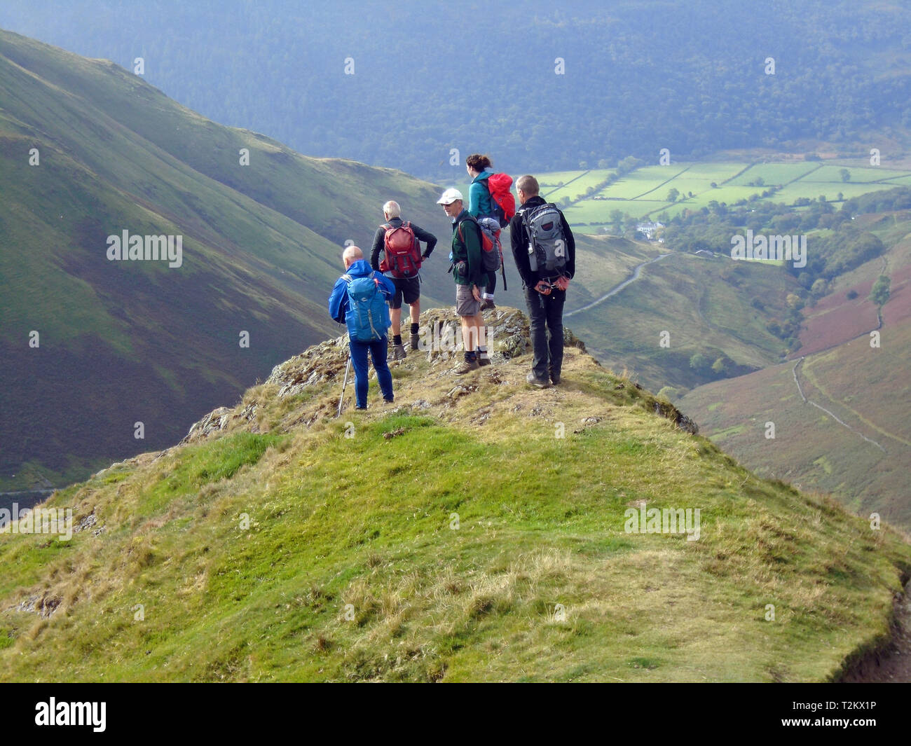 Eine Fellwalking Gruppe stehen und von Knott Ridge auf dem Wainwright Ard Crags, Newlands Valley, Lake District National Park, Cumbria, Großbritannien. Stockfoto