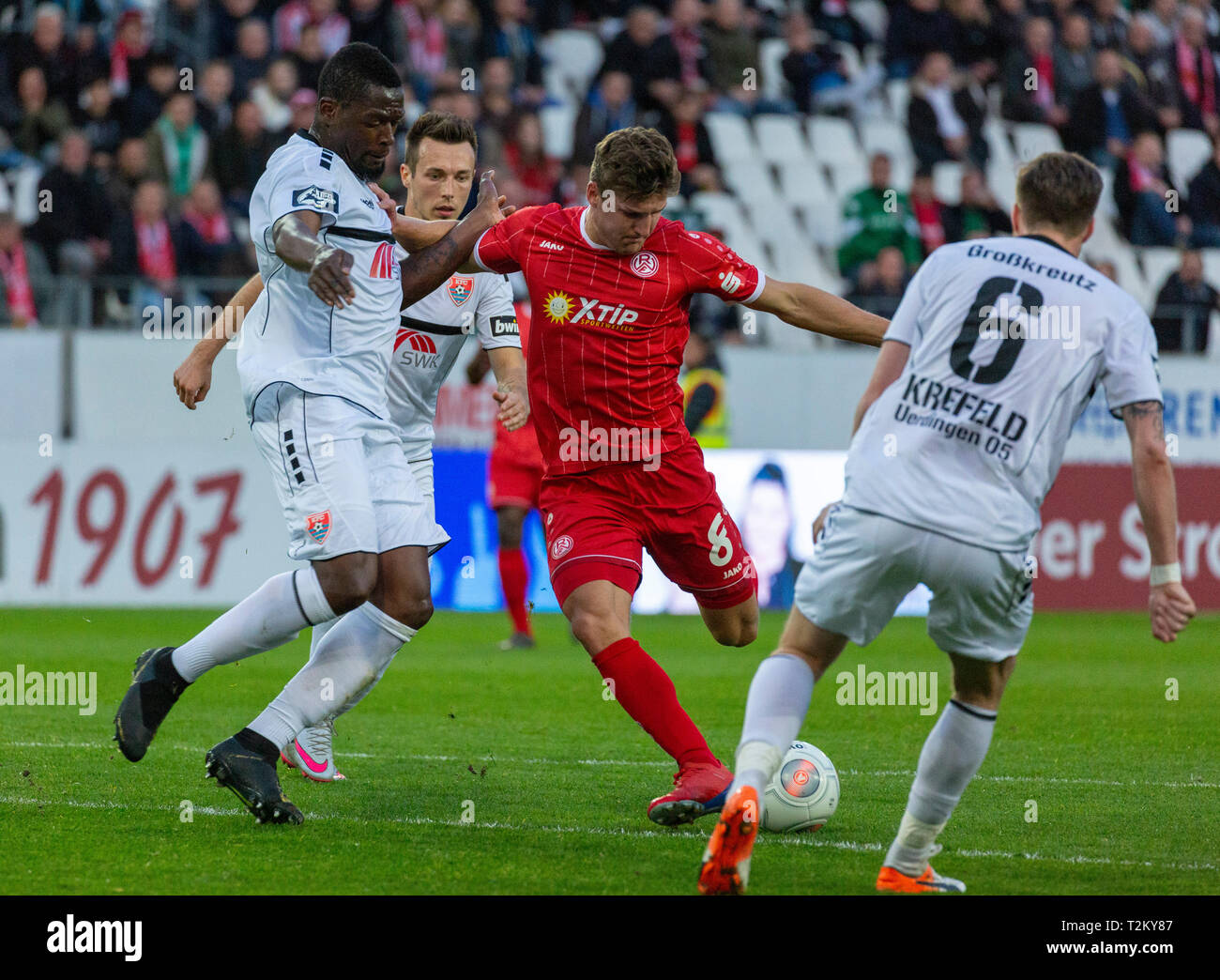 Sport, Fußball, Niederrhein Cup, 2018/2019, Halbfinale, Rot Weiss Essen vs KFC Uerdingen 0-2, Stadion Essen, Hafenstraße, Szene des Spiels, v.l.n.r. Assani Lukimya (KFC), Adam Matuschyk (KFC) abgedeckt, Enzo Wirtz (RWE), Kevin Grosskreutz (KFC) Stockfoto