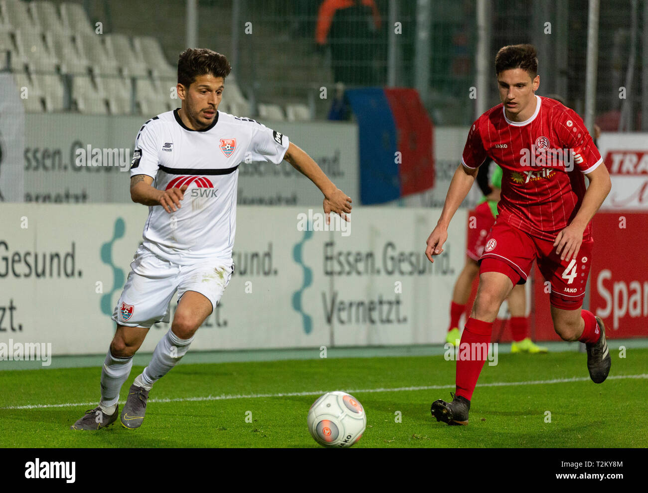 Sport, Fußball, Niederrhein Cup, 2018/2019, Halbfinale, Rot Weiss Essen vs KFC Uerdingen 0-2, Stadion Essen, Hafenstraße, Szene des Spiels, Roberto Rodriguez (KFC) links und Noah Korczowski (RWE) Stockfoto