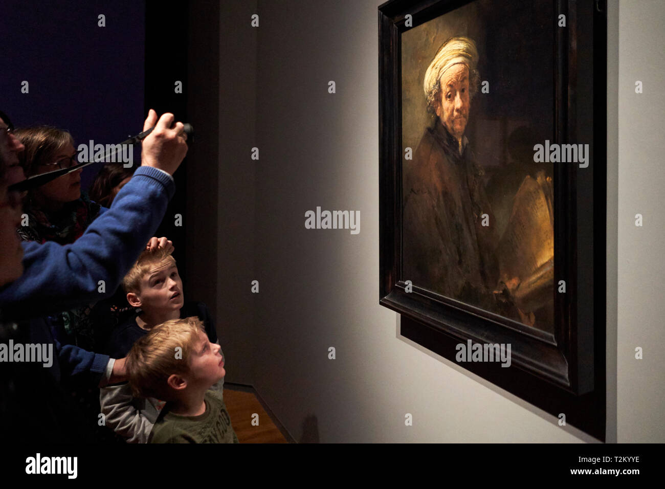 Die Besucher des Rijksmuseum beobachten, einer der berühmtesten Rembrandts Selbstbildnisse. 2019 markiert den 350. Jahrestag der Rembrandts Tod. Stockfoto