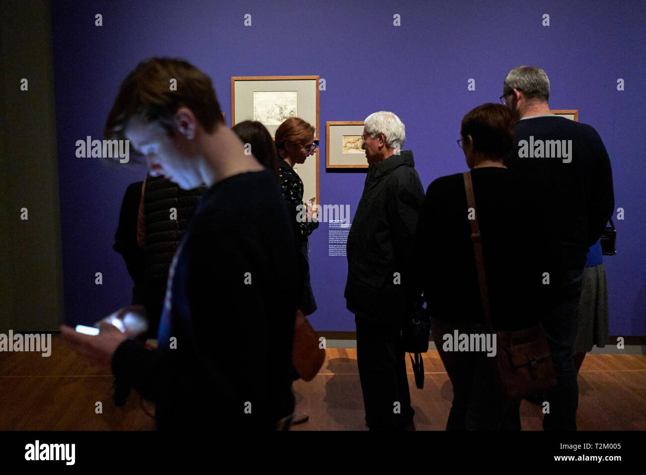 Die Besucher des Rijksmuseum beobachten unbekannte Zeichnungen und Skizzen von Rembrandt. 2019 markiert den 350. Jahrestag der Rembrandts Tod. Stockfoto