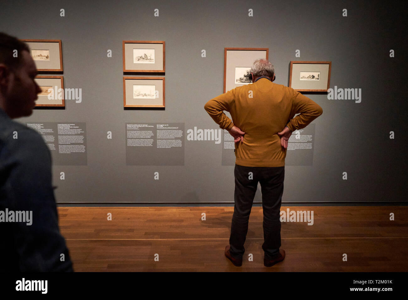 Die Besucher des Rijksmuseum beobachten unbekannte Zeichnungen und Skizzen von Rembrandt. 2019 markiert den 350. Jahrestag der Rembrandts Tod. Stockfoto