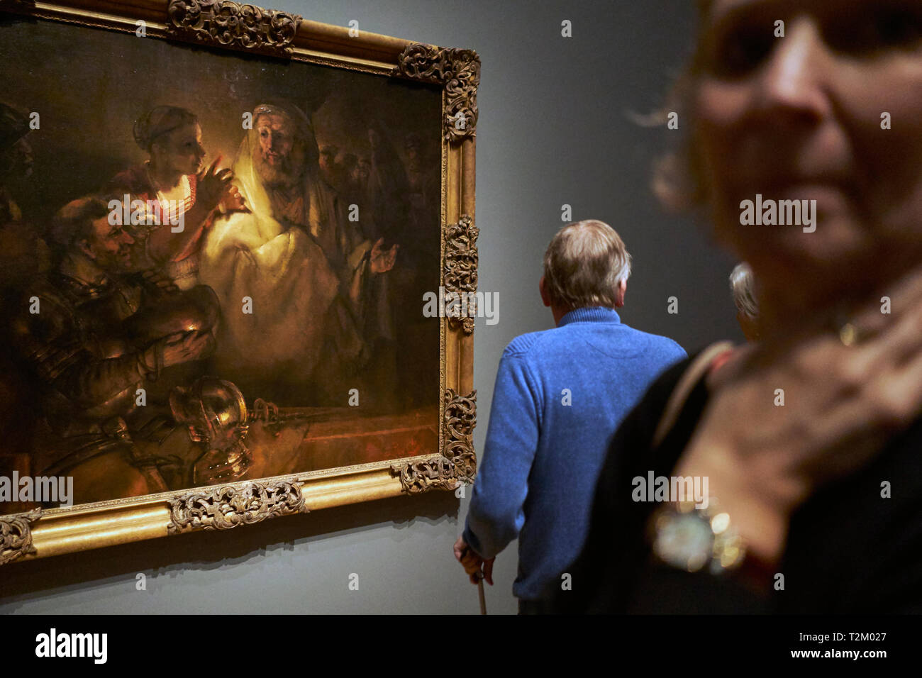 Die Besucher des Rijksmuseum Beobachten Eines der Gemälde von Rembrandt. 2019 markiert den 350. Jahrestag der Rembrandts Tod. Stockfoto