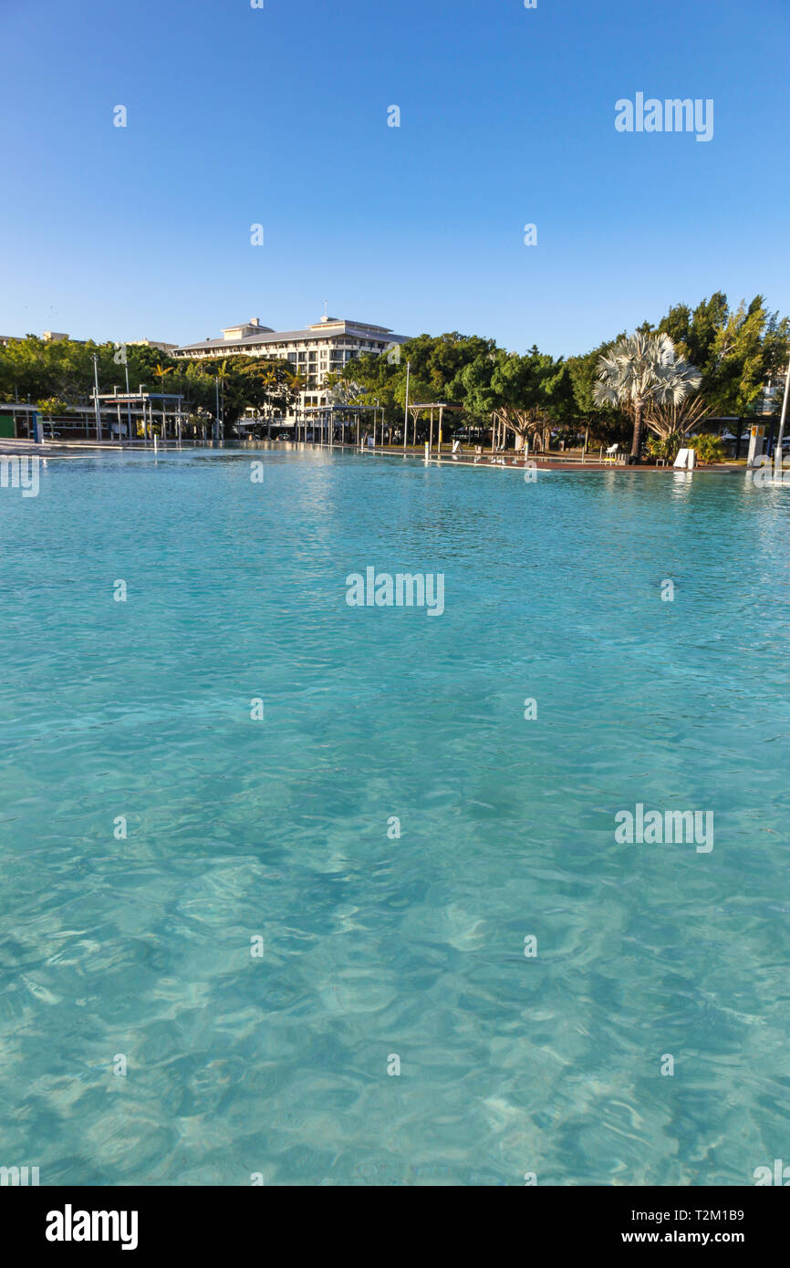 Diese öffentlichen Pool auf der Cairns Waterfront gelegen, ist ein beliebter Treffpunkt für Einheimische und Touristen, um sich abzukühlen. Der Pool bietet einen sicheren Platz als Th zu schwimmen. Stockfoto