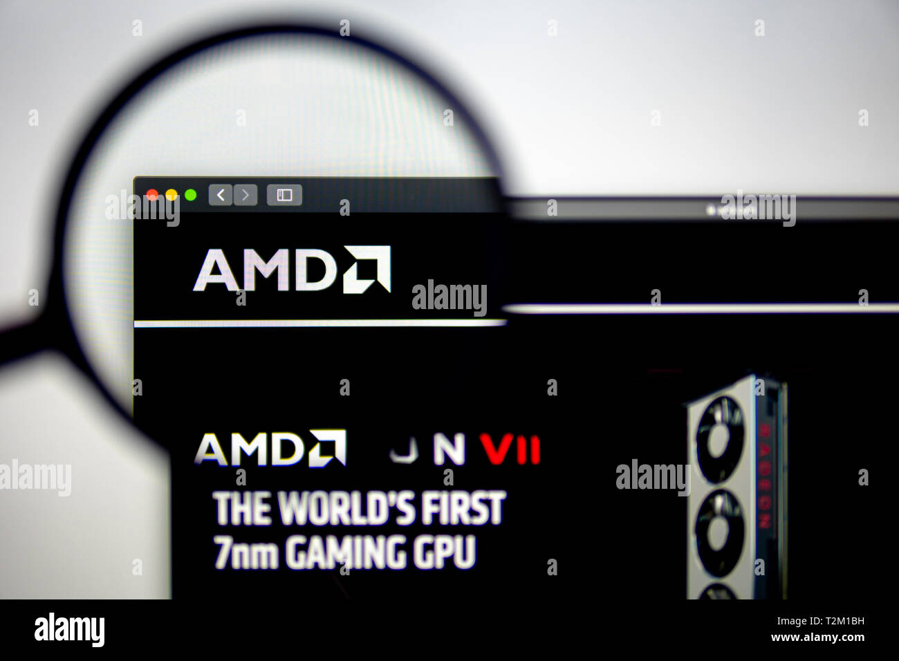 AMD Corporation Homepage. AMD Corporation Logo sichtbar durch ein Vergrößerungsglas. Сan als Illustration für Medien verwendet werden. Stockfoto