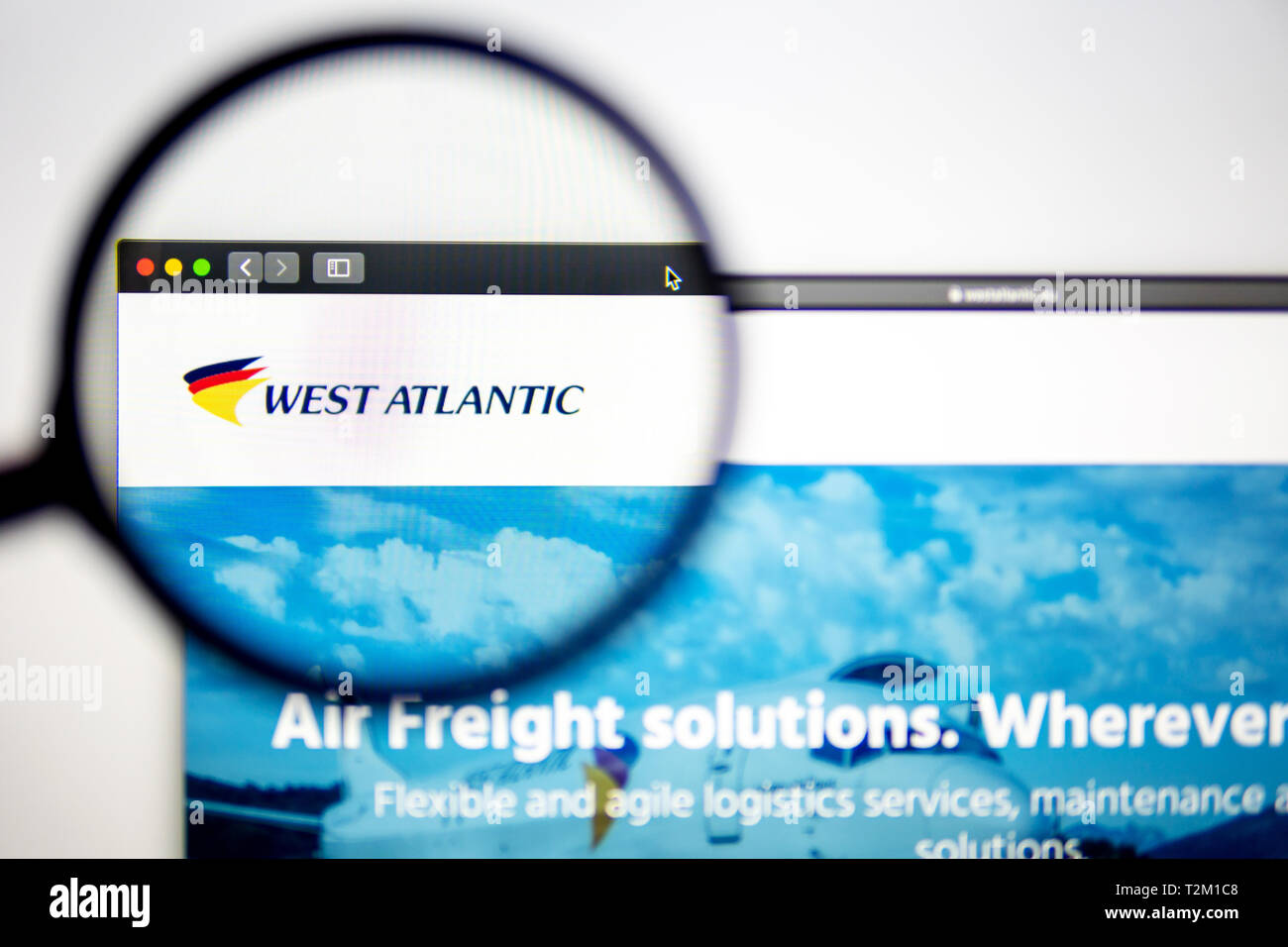 Luftfahrtunternehmen West Atlantic Homepage. West Atlantic Logo sichtbar durch ein Vergrößerungsglas. Сan als Illustration für Medien verwendet werden. Stockfoto