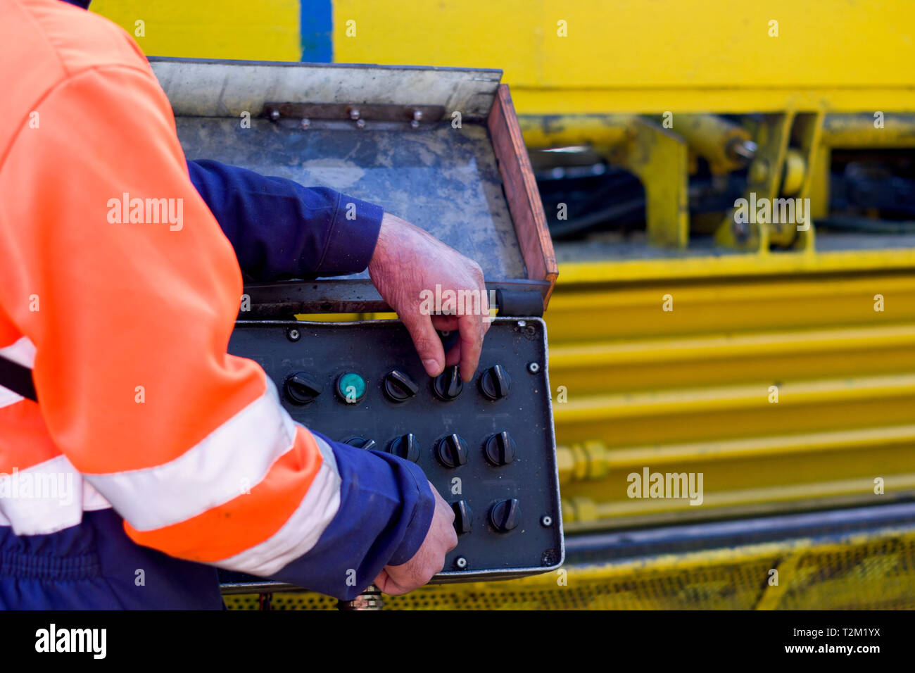 Mechanische Techniker auf dem Bedienfeld Stockfoto