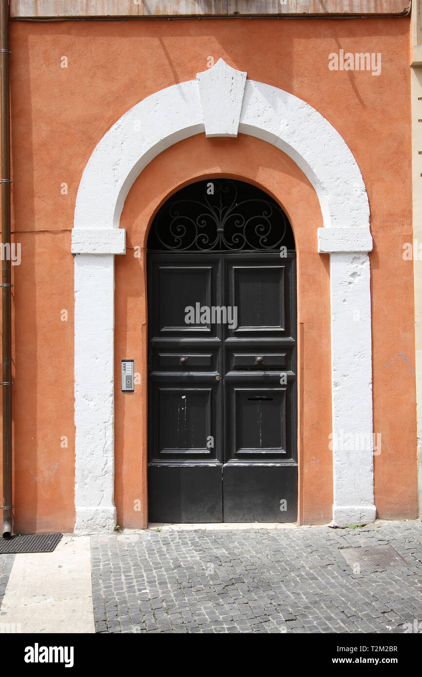 Rom, Italien. Alte Tür, italienische Architektur Detail. Stockfoto