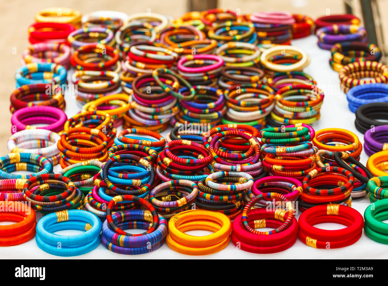 Mehrfarbige hellen indischen Armbänder auf dem Markt Stockfoto