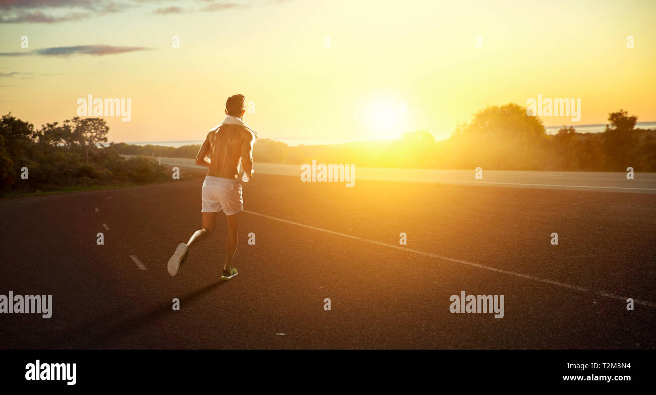 Junge Sportler, die auf Asphalt. Mixed Media Stockfoto