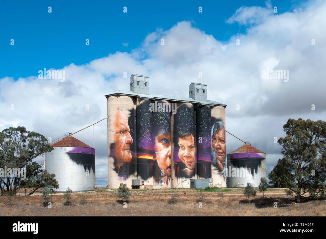 Silo Kunst von Adnate Darstellung der Aborigines, die Ältesten. Schafe Hügel, Wimmera region, Victoria, Australien. Stockfoto