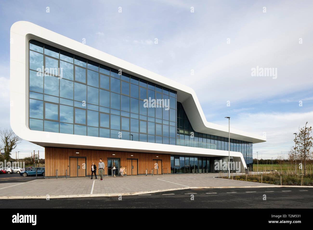 Schrägansicht der vorderen Fassade. Menai Science Parc, Bangor, Großbritannien. Architekt: FaulknerBrowns, 2019. Stockfoto