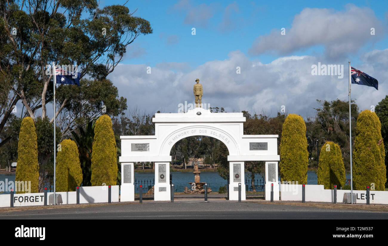 War Memorial Park an Murtoa, Wimmera region, Victoria, Australien. Die imposante Park Eingang täuscht über die schwindende Bevölkerung der heutigen Stadt. Stockfoto
