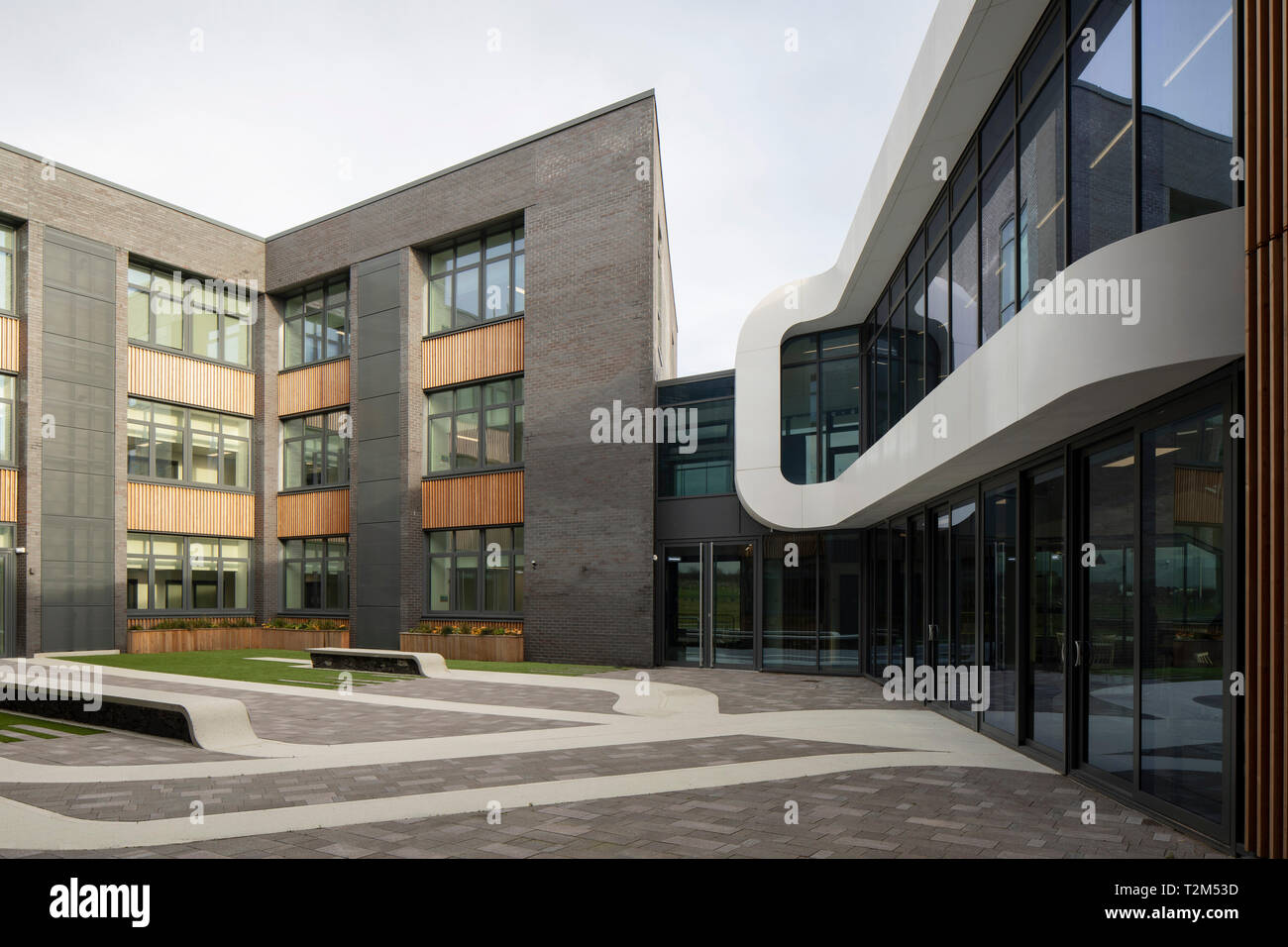 Blick auf den Innenhof. Menai Science Parc, Bangor, Großbritannien. Architekt: FaulknerBrowns, 2019. Stockfoto