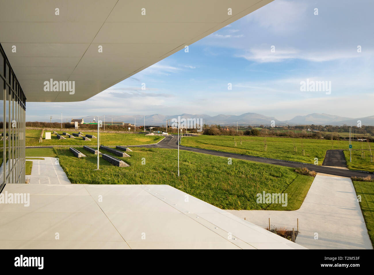 Blick vom Balkon lookng in Richtung Snowdon National Park. Menai Science Parc, Bangor, Großbritannien. Architekt: FaulknerBrowns, 2019. Stockfoto