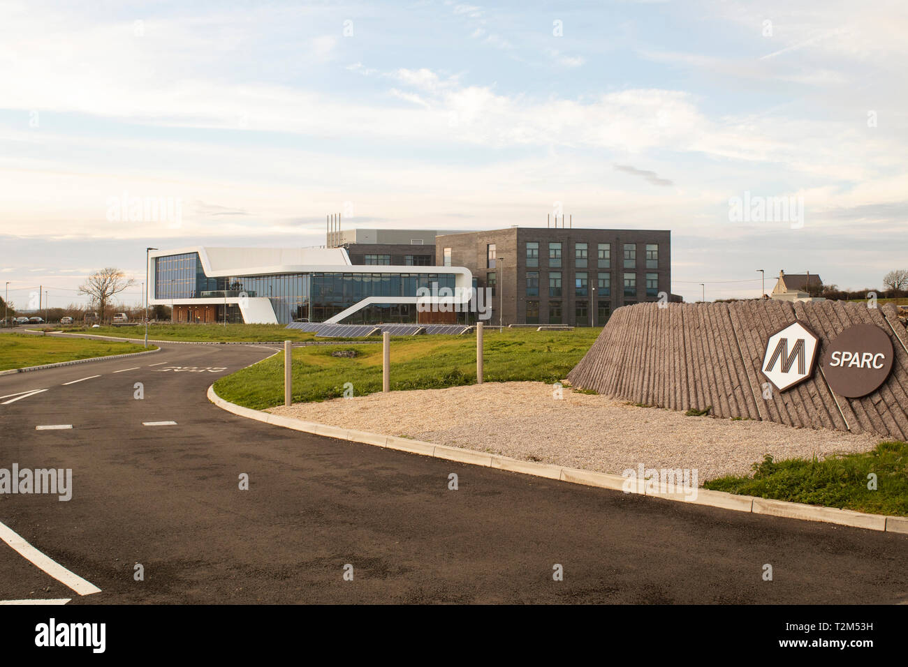 Blick vom Eingang zum Park. Menai Science Parc, Bangor, Großbritannien. Architekt: FaulknerBrowns, 2019. Stockfoto