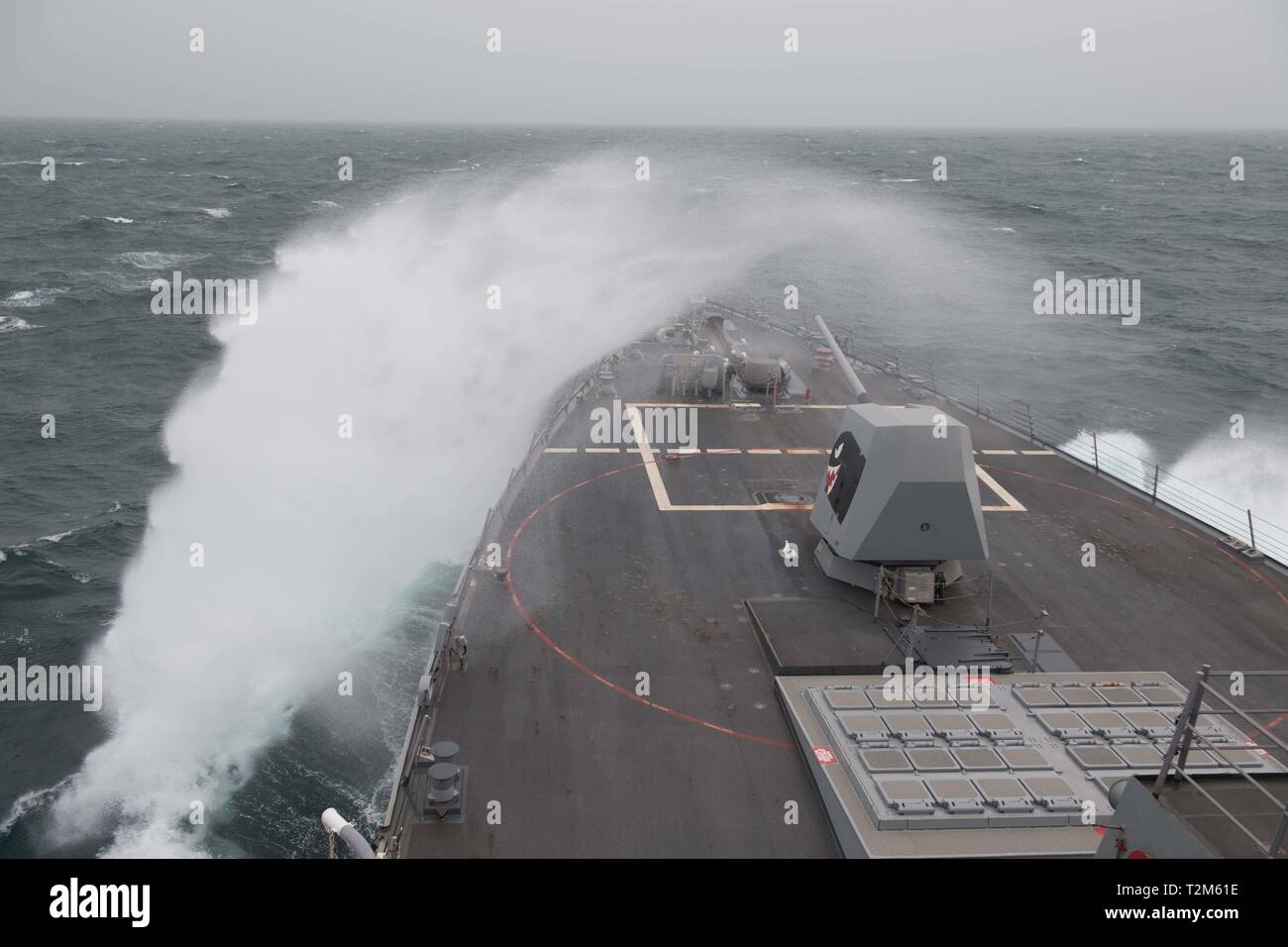 Die geführte Anti-raketen-Zerstörer USS Chung-Hoon (DDG93) Schnitte durch den Arabischen Golf, 15. März 2019. Die chung-hoon ist in die USA 5 Flotte Bereich der Maßnahmen zur Unterstützung der Marine im Einsatz für die Stabilität und Sicherheit in der Region zu gewährleisten und verbindet das Mittelmeer und den Pazifischen Raum durch den westlichen Indischen Ozean und drei strategischen Punkten ersticken. (U.S. Marine Foto von Mass Communication Specialist 2. Klasse Logan C. Kellums) Stockfoto