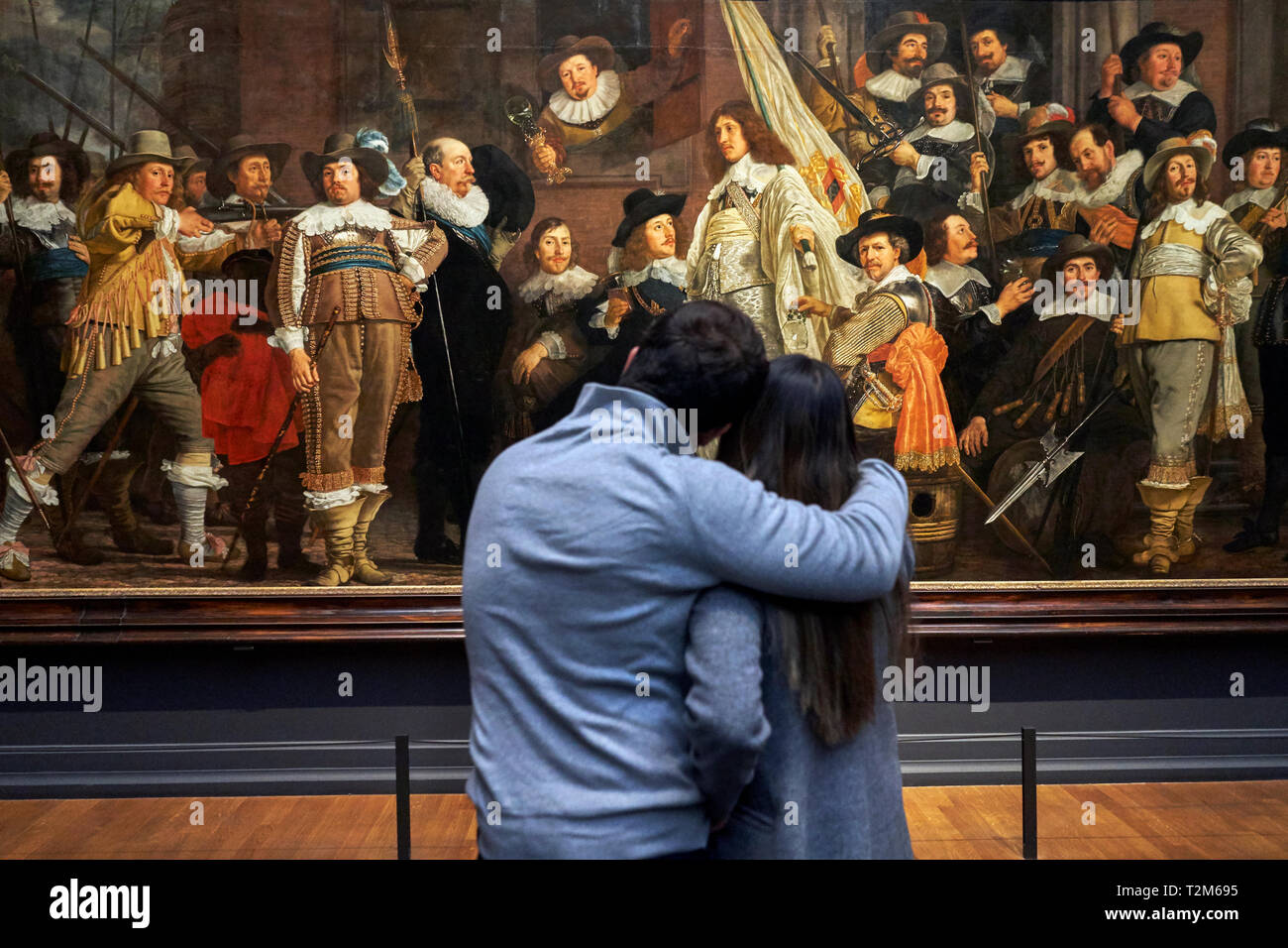 Die Besucher des Rijksmuseum beobachten, die eines der Gemälde von Rembrandt. 2019 markiert den 350. Jahrestag der Rembrandts Tod. Stockfoto