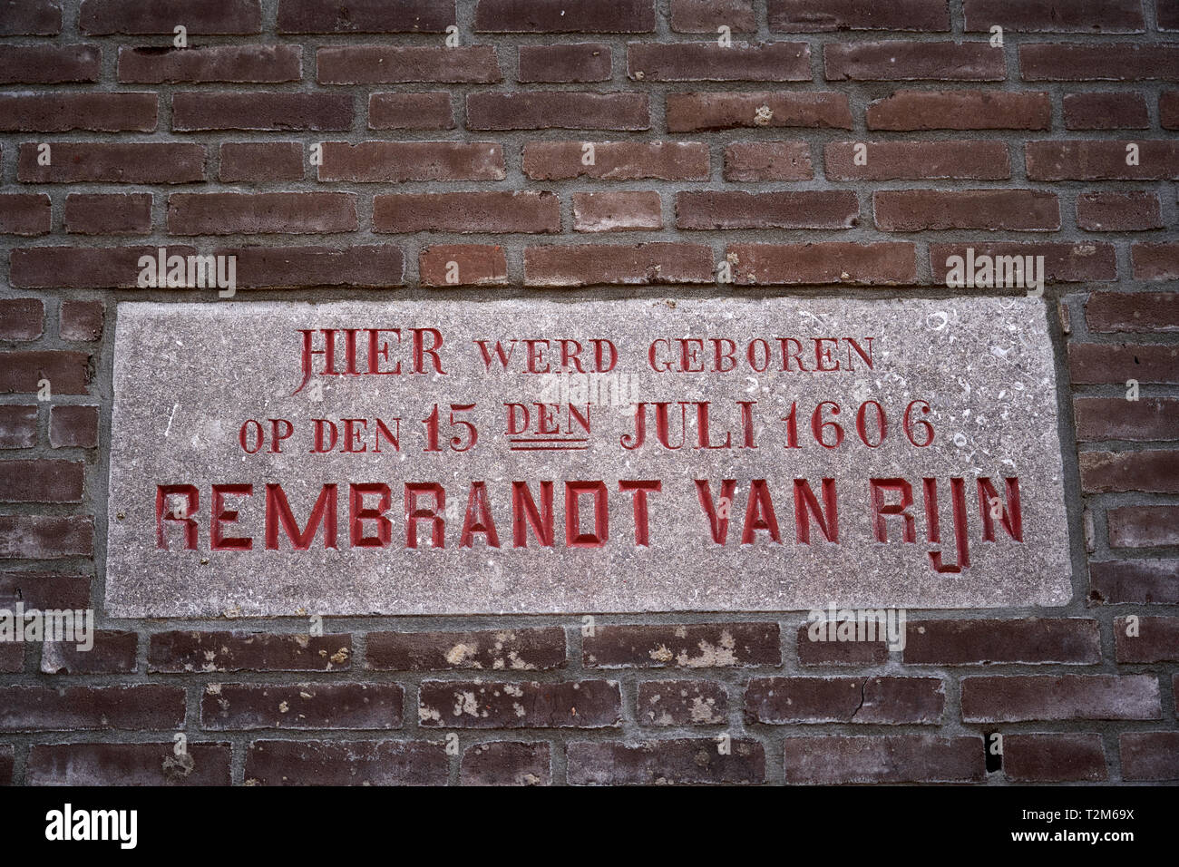 Nichts bleibt von der ursprünglichen Haus, wo Rembrandt während seiner Kindheit lebte, nur eine kleine Plakette an der Wand. Stockfoto