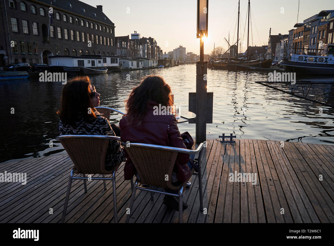 Zwei Menschen trinken in einer Bar vor der Mühle De setzen Diese Mühle stammt aus dem siebzehnten Jahrhundert. Stockfoto