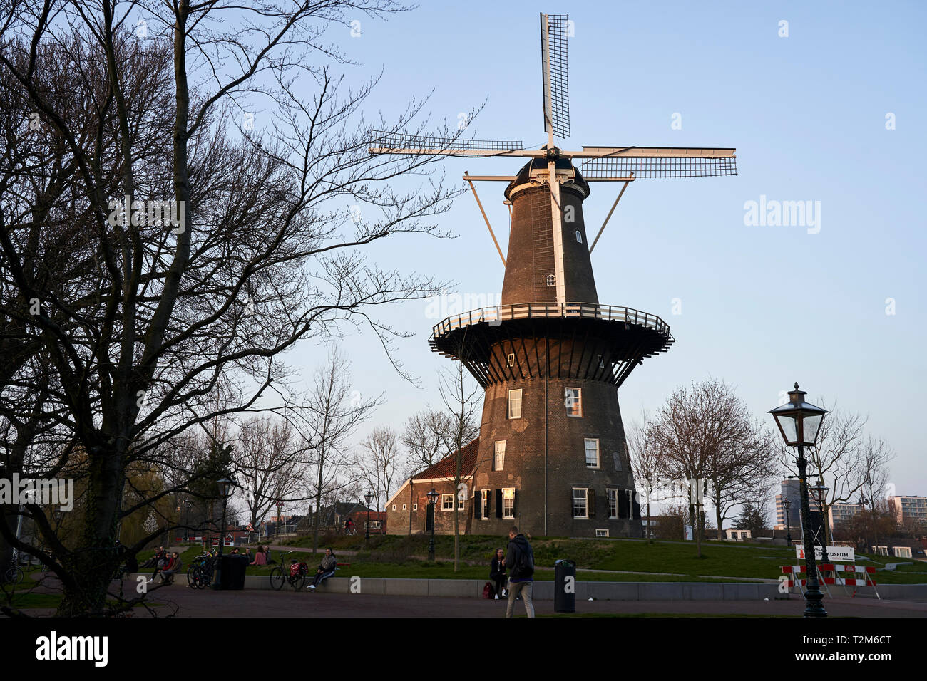Blick auf die Mühle De Valk. Die Mühle wurde im Jahre 1611 erbaut und der jetzigen wurde im Jahre 1745 erbaut. Es beherbergt ein Museum. Stockfoto
