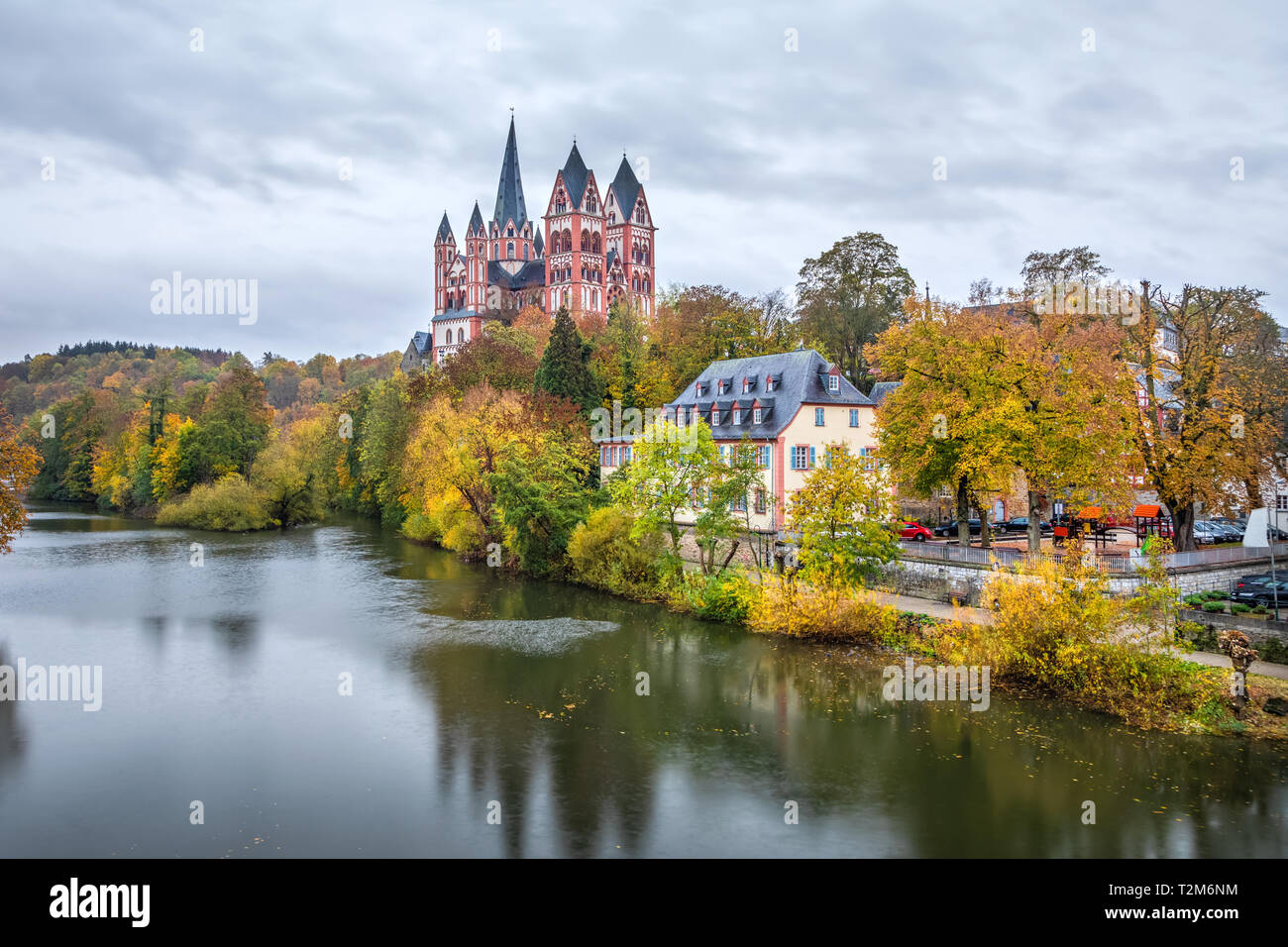 Herbst Stadtbild von Balduinstein mit Fluss und die Kathedrale von Limburg, Hessen, Deutschland Stockfoto